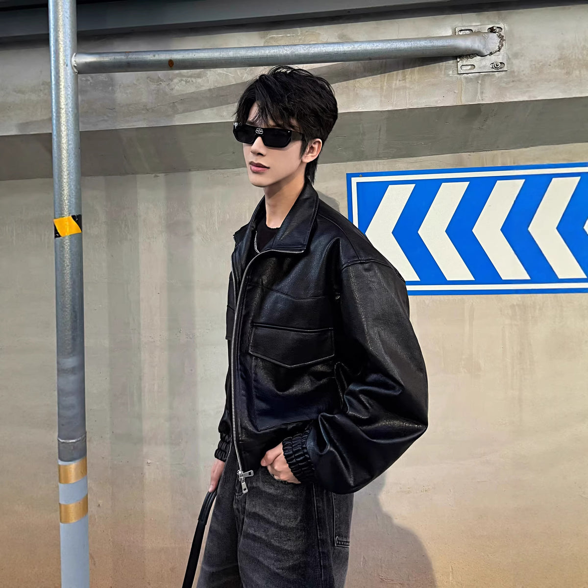 Veste courte en cuir noire pour homme
